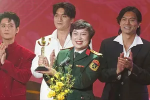 Bế mạc Liên hoan phim Việt Nam 2025: Mưa đỏ thắng lớn