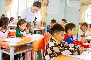 Học sinh vùng lũ trở lại trường