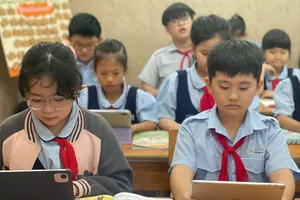 Sách giáo khoa điện tử: Cặp sách nhẹ bớt, nhưng còn nhiều băn khoăn