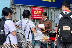 Nỗi lo mất an toàn thực phẩm - Bài 2: Thả nổi thức ăn đường phố