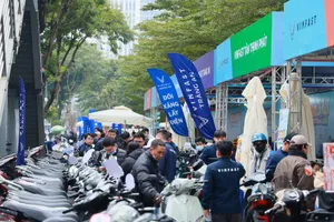 Xe xăng cũ xếp hàng chờ thẩm định trong ngày đầu VinFast “Đổi xăng lấy điện” tại Hà Nội