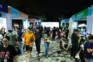 Sự kiện đổi xăng lấy điện: Người dân TPHCM nườm nượp “chốt” xe máy điện VinFast dùng tết