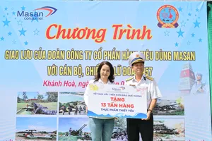 Mang nước mắm CHIN-SU Cá Cơm Biển Đông tới người lính nơi đảo xa