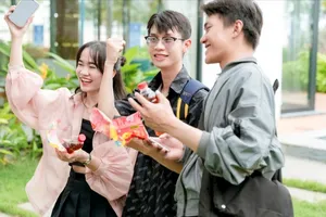 Giữa nắng nóng, nhiều người trẻ hào hứng xé nhãn chai nước sau khi giải khát