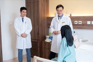 Bé gái có xương cột sống cong 110 độ lấy lại tự tin sau phẫu thuật tại Vinmec Smart City