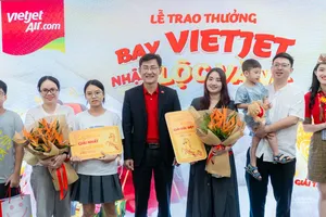 Bay cùng Vietjet, nữ hành khách may mắn nhận quà 01 lượng vàng 999.9