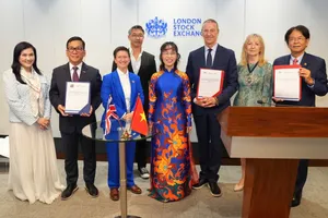 Tiến sĩ Nguyễn Thị Phương Thảo bấm nút khai phiên Sàn giao dịch Chứng khoán Luân Đôn (LSE) 