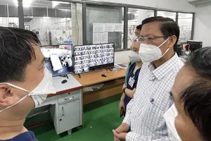 Chủ tịch UBND TPHCM Phan Văn Mãi thăm Trung tâm Hồi sức BV Trung ương  Huế đặt tại BV Dã chiến số 14. Ảnh: HOÀNG HÙNG