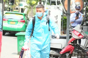 Tuyển thủ Khổng Đình Hùng di chuyển vào khách sạn nơi cách ly tập trung