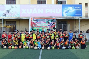 CLB Immanuel tổ chức cho các học viên buổi gặp gỡ và trò chuyện với Quả bóng Vàng Phạm Văn Quyến. Ảnh: ANH KHOA