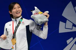 Rikako Ikee được vinh danh cho danh hiệu "VĐV xuất sắc nhất" tại ASIAD 2018. Ảnh: AFP.
