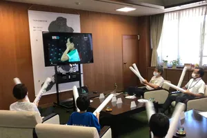 Người hâm mộ cầu lông tại Kudamatsu tiếp lửa từ xa cho tay vợt Thùy Linh. Ảnh: FBNV