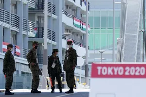 Cảnh sát tiến hành điều tra nhóm VĐV uống rượu trong làng Olympic đã vi phạm quy đình phòng chống dịch Covid-19. Ảnh: REUTERS 