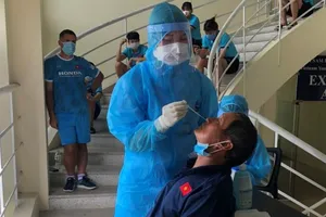 HLV Mai Đức Chung lấy mẫu xét nghiệm PCR vào sáng 12-8. Ảnh: VFF