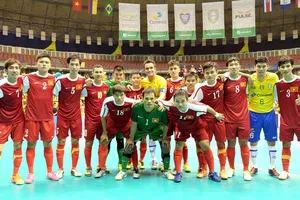 Tuyển futsal Việt Nam chụp hình với huyền thoại futsal Falcao khi sang Brazil tham dự giải giao hữu cuối năm 2014