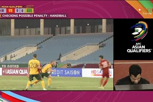 Trọng tài chính không cho đội tuyển Việt Nam được hưởng phạt đền sau khi kiểm tra VAR. Ảnh: CHỤP MÀN HÌNH