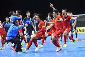 Niềm vui của các cầu thủ futsal Việt Nam sau khi giành vé tham dự Futsal World Cup 2016. Ảnh: ANH TRẦN