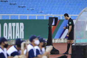 Trọng tài tham khảo công nghệ VAR trên sân Mỹ Đình. Ảnh: MINH TUẤN
