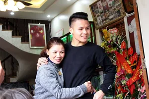 Mỗi bước chân của Quang Hải luôn có sự đồng hành của mẹ. Ảnh: ĐOÀN BỔNG