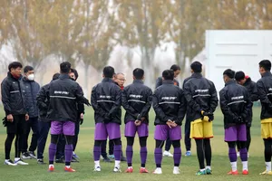 U22 Việt Nam tập luyện dưới tiết trời có nhiệt độ dao động từ 2 đến 9 độ C. Ảnh: NHẬT ĐOÀN