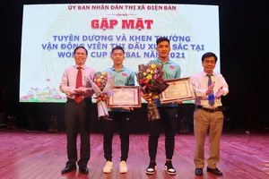 Hồ Văn Ý và Văn Hiếu nhận bằng khen của Chủ tịch Ủy ban Nhân dân tỉnh Quảng Nam. Ảnh: QUỐC 