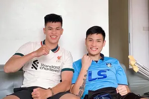 Đắc Huy đến thăng Đức Tùng khi ra Hà Nội kiểm tra chấn thương. Ảnh: FBNV