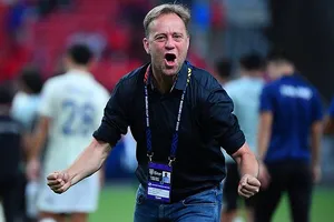 HLV Mano Poking đi xem trận Indonesia - Malaysia 