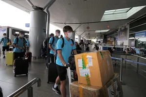 Các tuyển thủ U22 Việt Nam nhanh chóng di chuyển vào sân bay Tân Sơn Nhất để chuẩn bị sang Campuchia. Ảnh: DŨNG PHƯƠNG