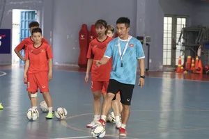 HLV Trương Quốc Tuấn thị phạm cho học trò ở buổi tập vào sáng 14-3. Ảnh: HỮU THÀNH