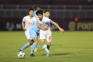 Công Phượng gây ra nhiều khó khăn cho các cầu thủ Sydney. ẢNH: DŨNG PHƯƠNG