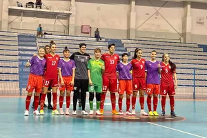 Đội tuyển nữ futsal Việt Nam và Bahrain chụp hình kỷ niệm. ẢNH: KHIẾT HUỲNH