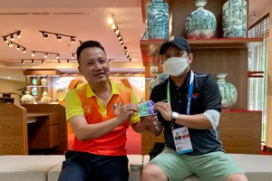 Đại diện báo SGGP nhận thẻ phụ từ đại diện ban tổ chức SEA Games 31. Ảnh: DŨNG PHƯƠNG