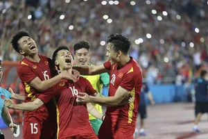 Đỗ Hùng Dũng ăn mừng bàn thắng vàng của trận đấu với U23 Myanmar. ẢNH: DŨNG PHƯƠNG