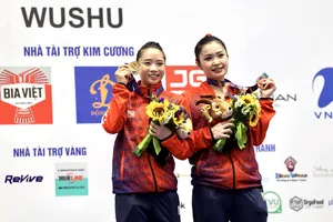Dương Thúy Vi cùng "đàn em" Đặng Tiểu Bình giành HC vàng và đồng nội dung thương thuật. ẢNH: DŨNG PHƯƠNG