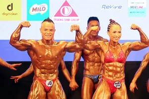 Cặp đôi lực sĩ Trần Hoàng Duy Thuận và Bùi Thị Thoa giành HC vàng nội dung đôi nam/nữ. ẢNH: THẾ THIỆN