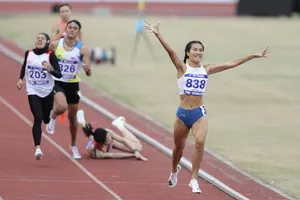 Khuất Phương Anh giành tấm HC vàng nội dung 800m SEA Games 31, và phía sau Đinh Thị Bích bị ngã sau khi bị đối thủ người Malaysia chơi xấu. ẢNH: DŨNG PHƯƠNG