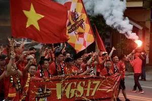 Bầu không khí cuồng nhiệt được VĐV Việt Nam tạo ra trước trận bán kết SEA Games 31 giữa U23 Việt Nam - U23 Malaysia. ẢNH: DŨNG PHƯƠNG