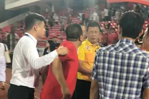 Trọng tài Hoàng Ngọc Hà (áo vàng) bất ngờ bị CĐV phun nước bọt. ẢNH: CẮT MÀN HÌNH