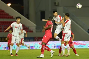 Hoàng Hùng (bật cao) vô tình phản lưới nhà, gián tiếp khiến Viettel FC thua trận mới nhất. ẢNH: MINH HOÀNG