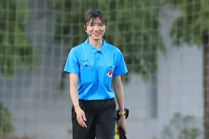 Nữ trợ lý Phạm Thị Thúy Hạnh rạng người trước ống kính của phóng viên