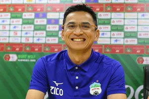 HLV Kiatisak hé lộ tấm băng đội trưởng của HAGL ở trận đấu với chủ nhà Hà Nội. ẢNH: NGUYỄN HIẾU