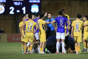 Trọng tài Ngô Duy Lân không hoàn thành nhiệm vụ trận Hà Nội FC - HAGL. ẢNH: MINH HOÀNG