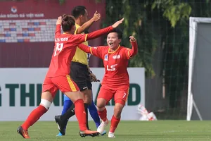 Niềm vui của Bích Thùy và Chương Thị Kiều của CLB TPHCM I. ẢNH: MINH DÂN