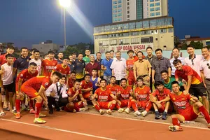Niềm vui của các cầu thủ CAND sau trận thắng Huế. ẢNH: THU NGA