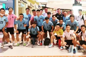 HLV Hector Souto (áo đen) chụp ảnh kỷ niệm với Sahako FC ở giải đấu
