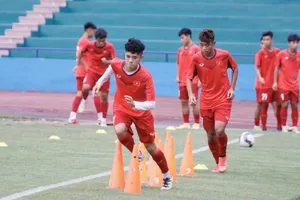 U17 Việt Nam tập làm quen mặt sân thi đấu Việt Trì