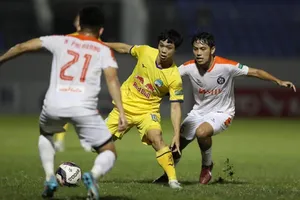 Công Phượng hoàn toàn bế tắc trước hàng thủ của Đà Nẵng