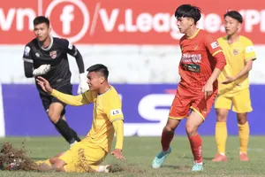 Đắk Lắk (áo vàng) xuống hạng sau khi để thua CAND trên sân nhà. ẢNH: MINH HOÀNG