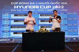 Hai cựu cầu thủ Huỳnh Quang Thanh và Nguyễn Tuấn Phong bốc thăm chia bảng VSC-S2. ẢNH: DŨNG PHƯƠNG