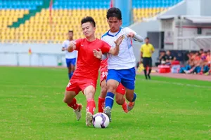 Thừa Thiên - Huế và Vĩnh Phúc chia điểm ở trận ra quân môn bóng đá nam Đại hội Thể thao toàn quốc 2022. ẢNH: KIM PHỤNG